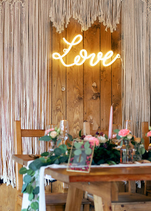 Neon-LED-Love-weiss-61x27-4cm-PartyDeco-Lemina-1