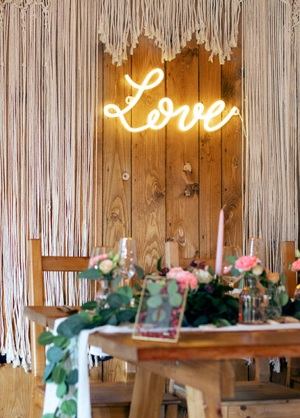 Neon-LED-Love-weiss-61x27-4cm-PartyDeco-Lemina-1